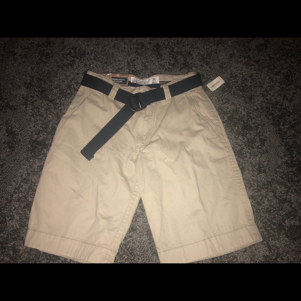 Men’s flat front Aeropostale shorts.